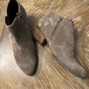 BLONDO SIZE 12W WATERPROOF SUEDE DARK TAUPE ANKLE BOOTS ZIP UP 2” HEEL
